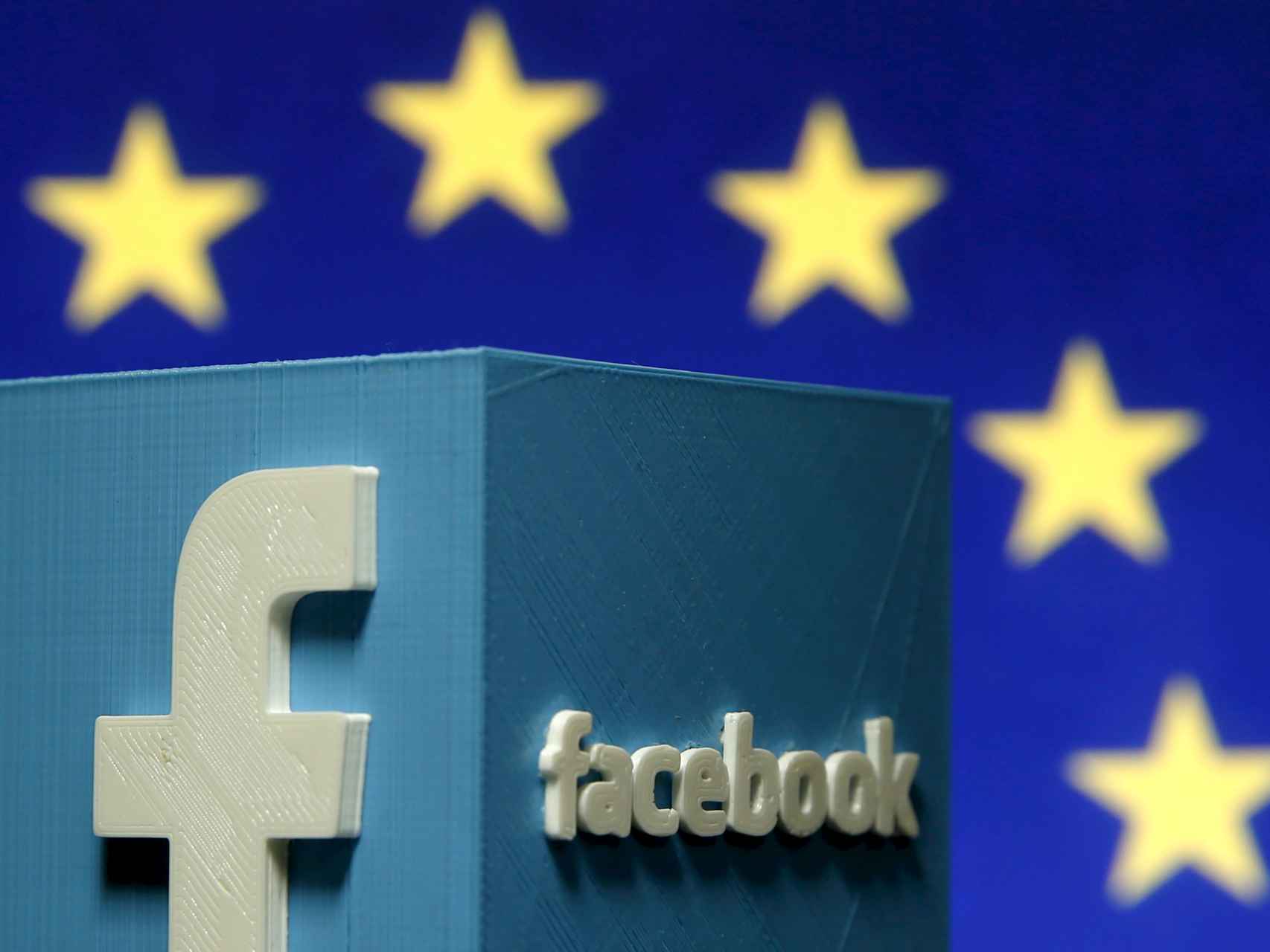 Logo de Facebook frente a una bandera de la UE.