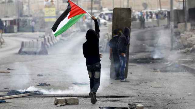 Manifestantes palestinos en un encontronazo con israelíes en Cisjordania.