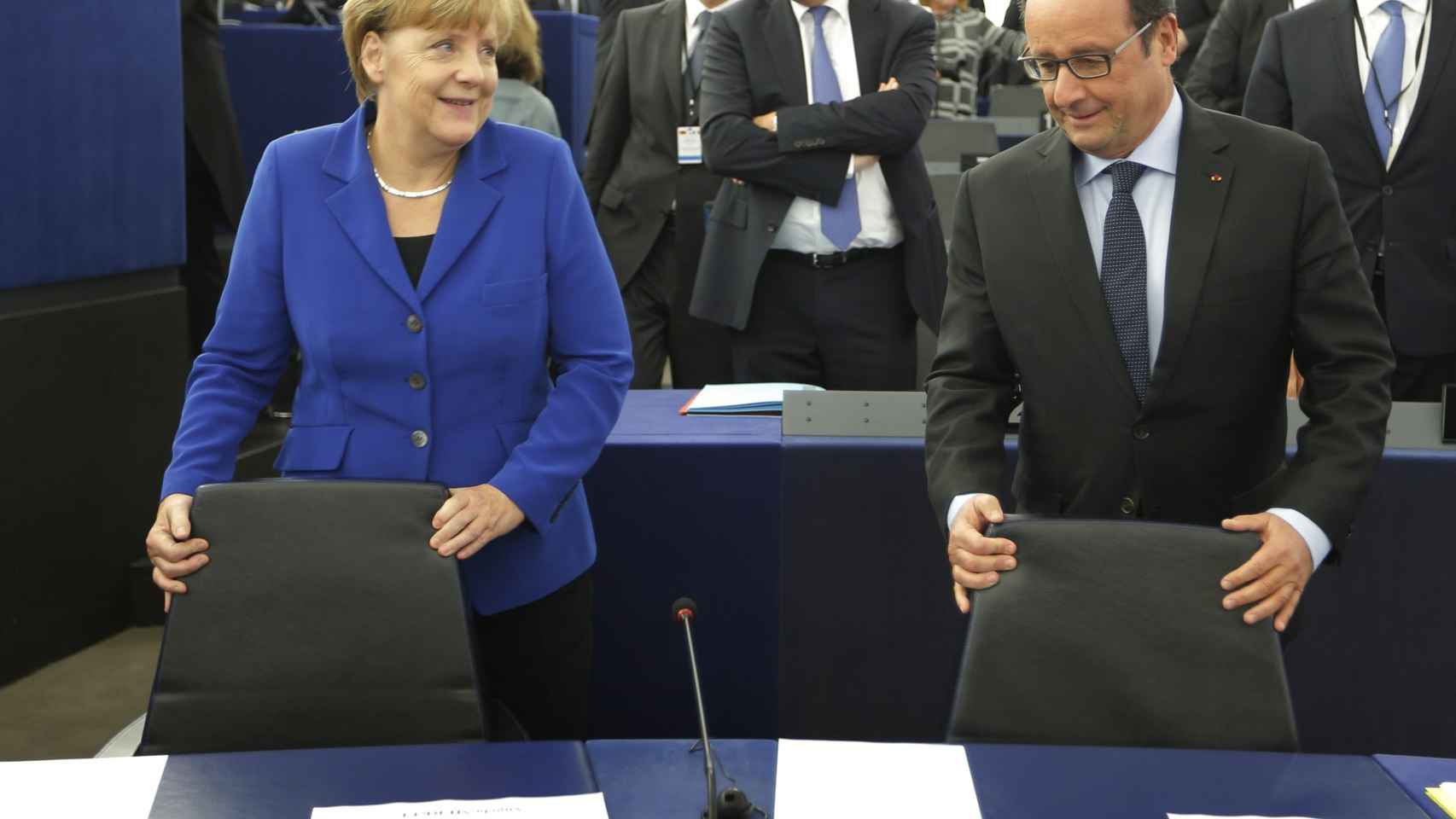 Merkel y Hollande, antes de su comparecencia en el Parlamento Europeo