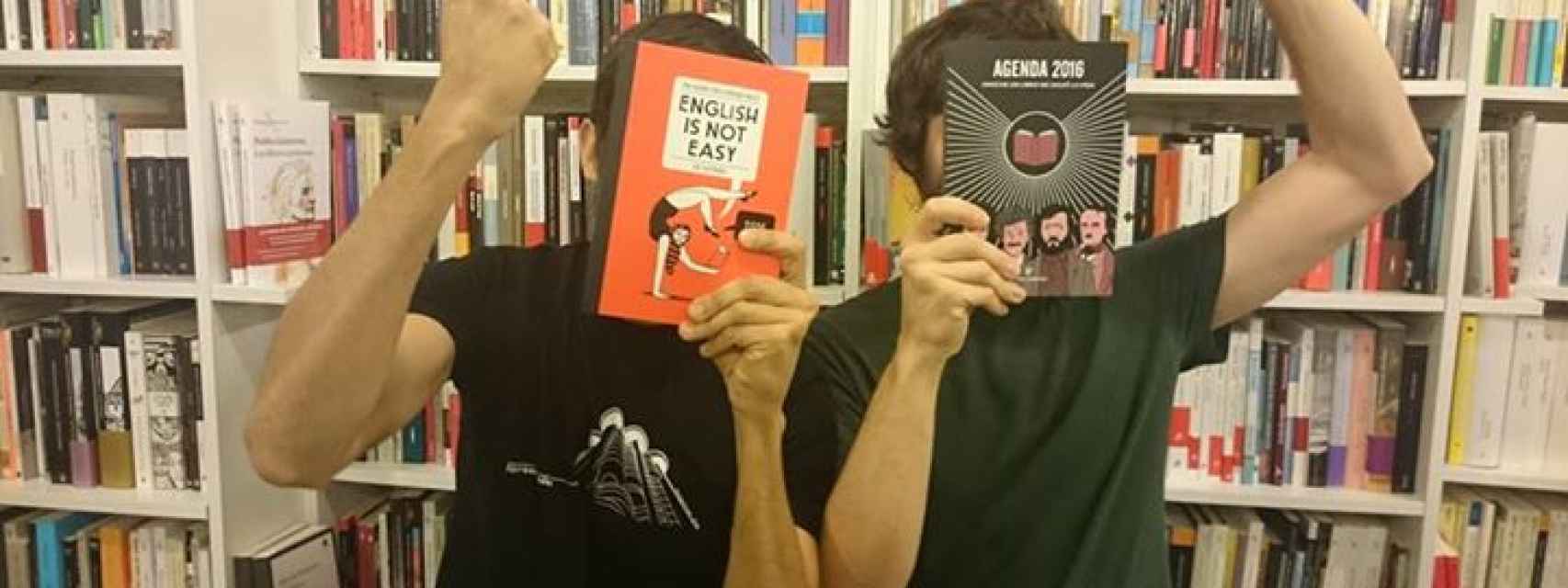 Dos clientes de la librería Tipos Infames, en Madrid.
