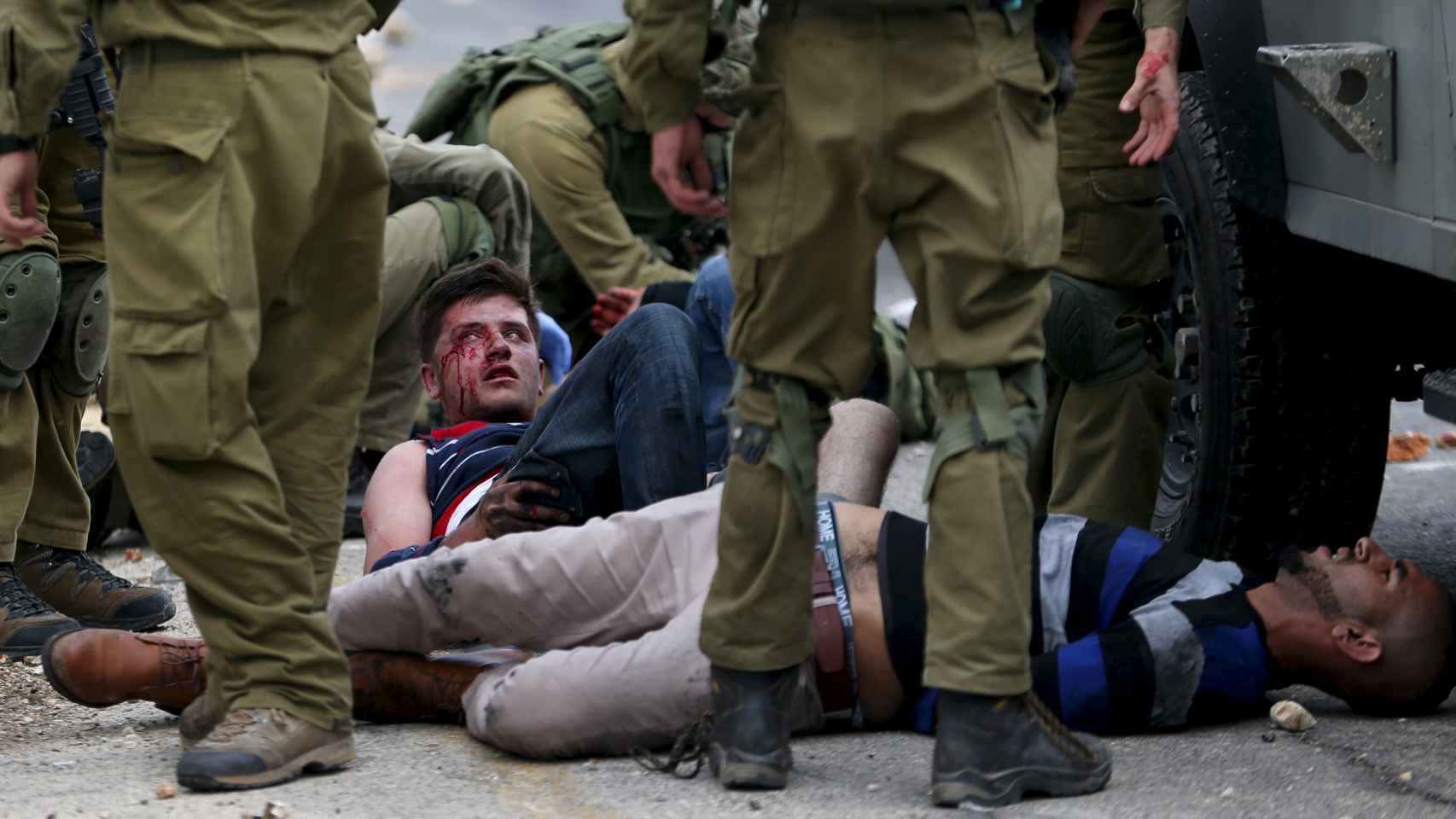 Un palestino protesta ante el Ejército israelí.