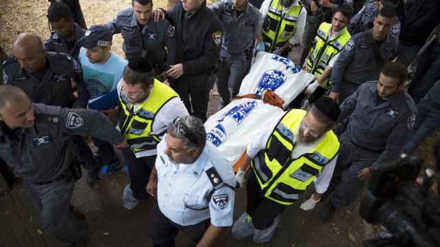 La Policía israelí retira el cadáver del palestino muerto este miércoles