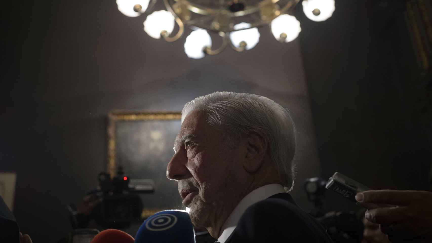 Vargas Llosa perseguido por los periodistas