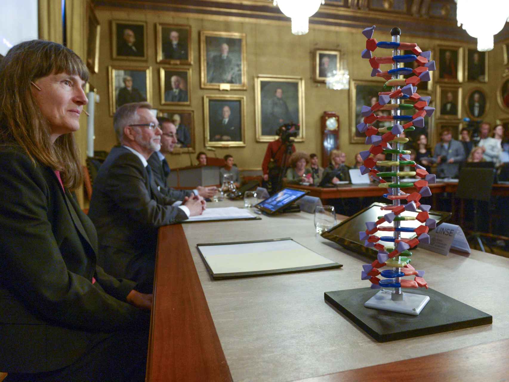 Una doble hélice de ADN junto al Comité Nobel de Química