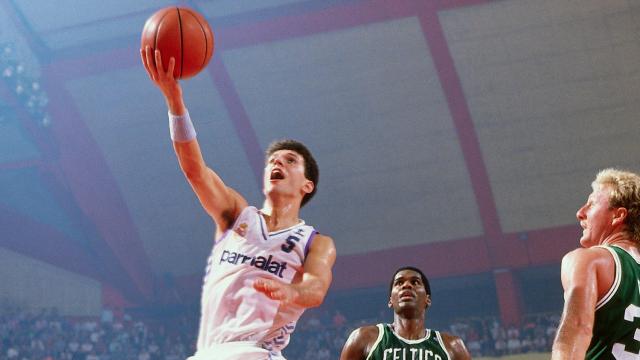 Petrovic, ante Parish (centro) y Bird en 1988. / Getty Images