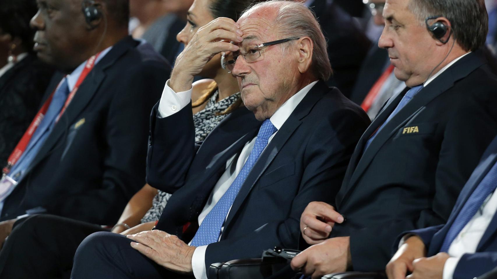 Joseph Blatter con Issa Hayatou en una convención de la FIFA