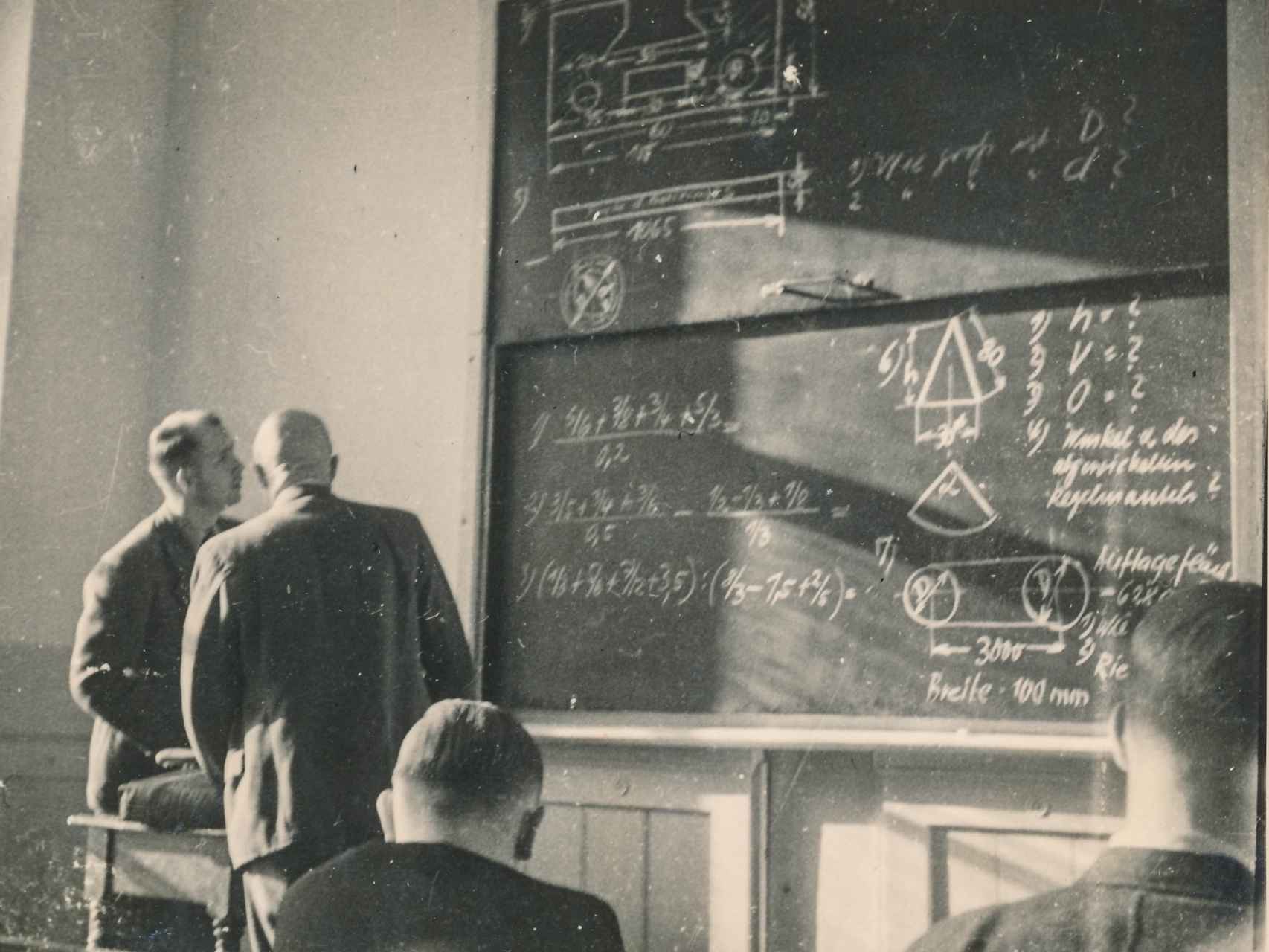Estudiantes observan una ecuación en 1939