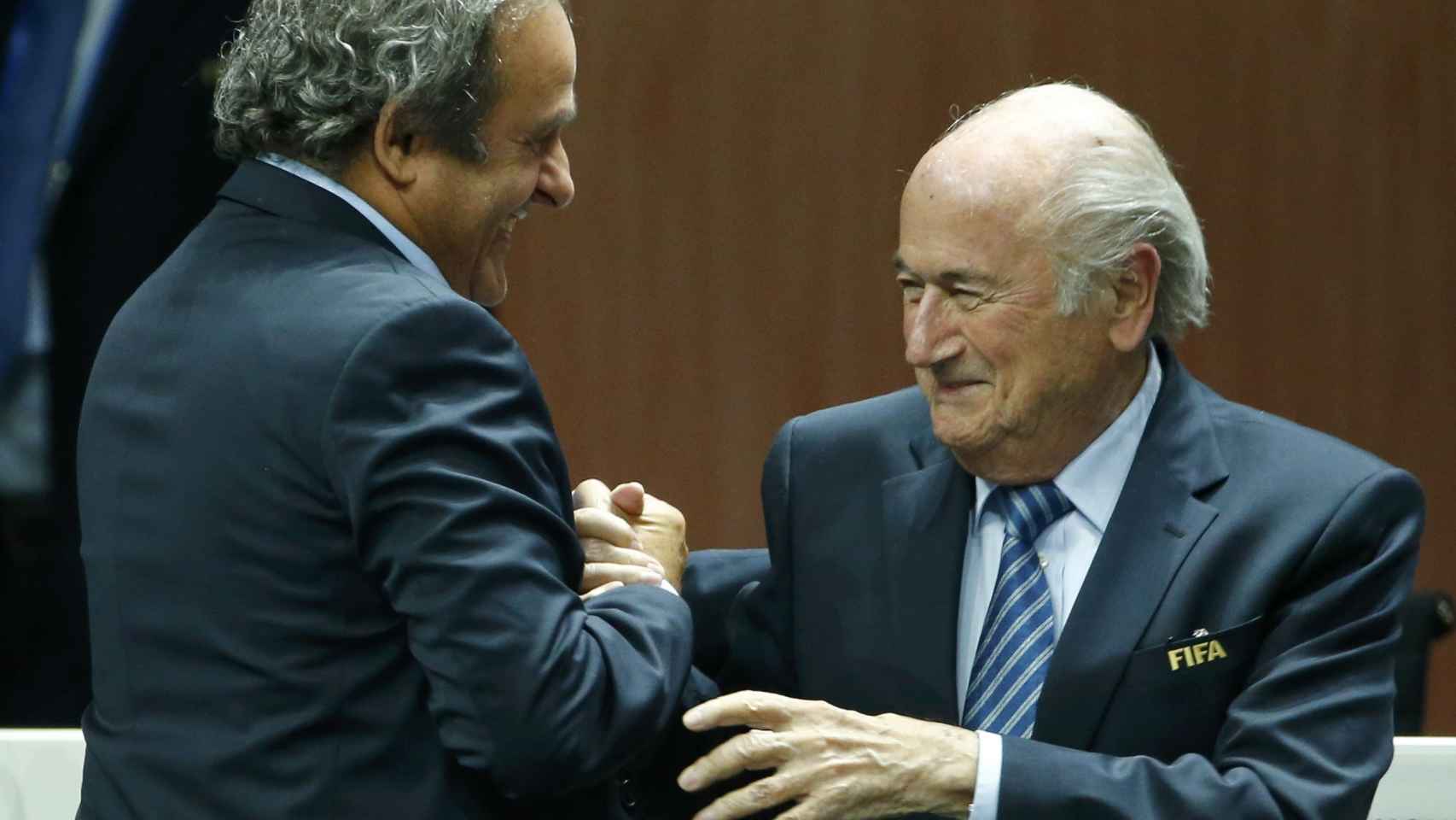 Platini felicita a Blatter tras su reelección como presidente de la FIFA