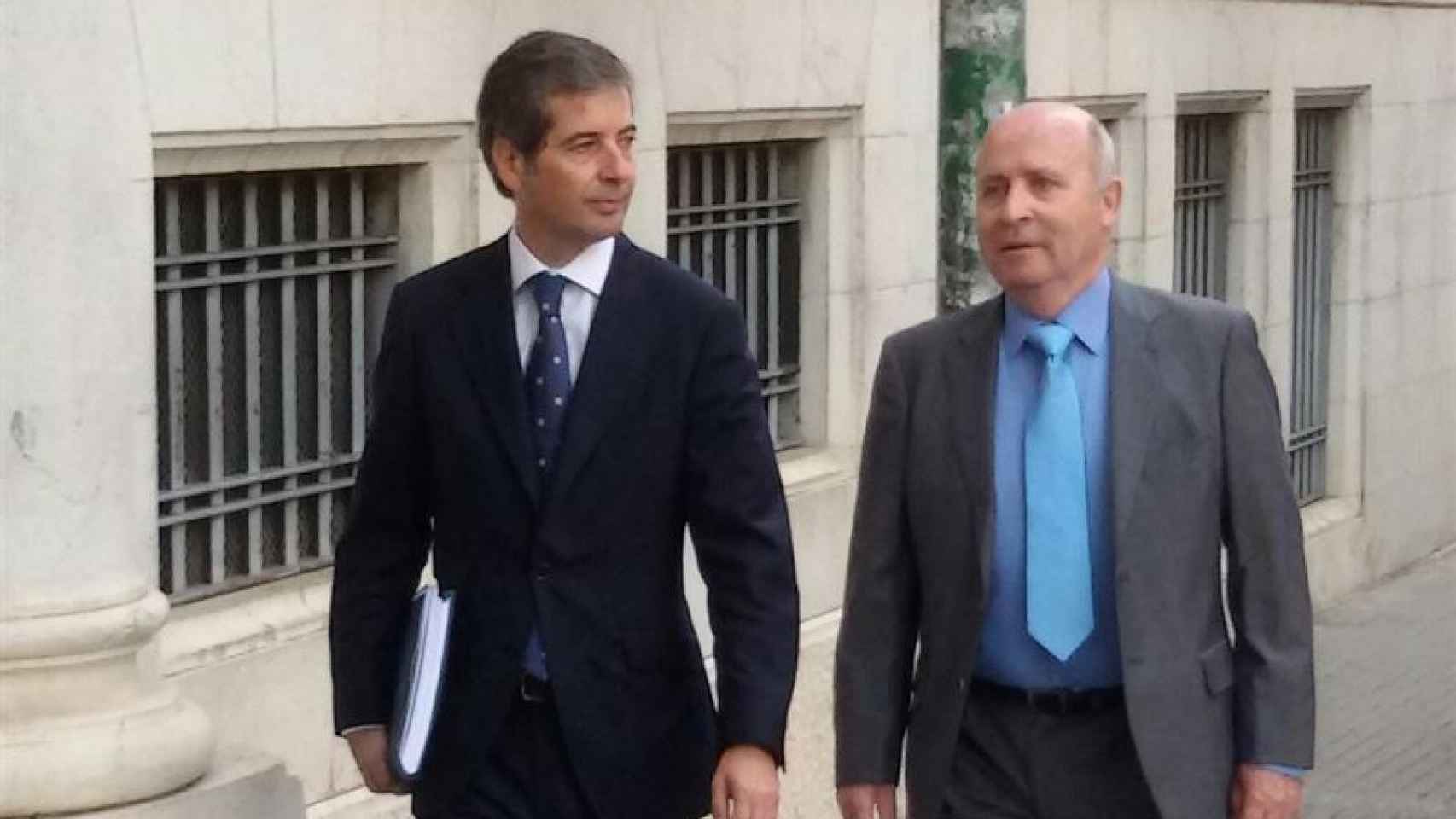Fernando Areal (derecha) junto a su abogado