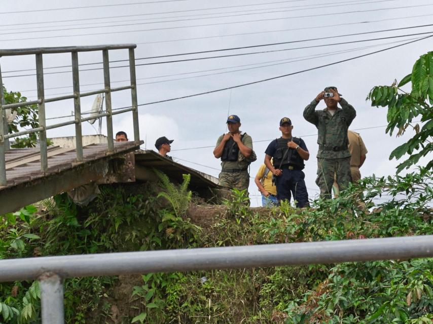 Guardas vigilan una protesta ecologista.