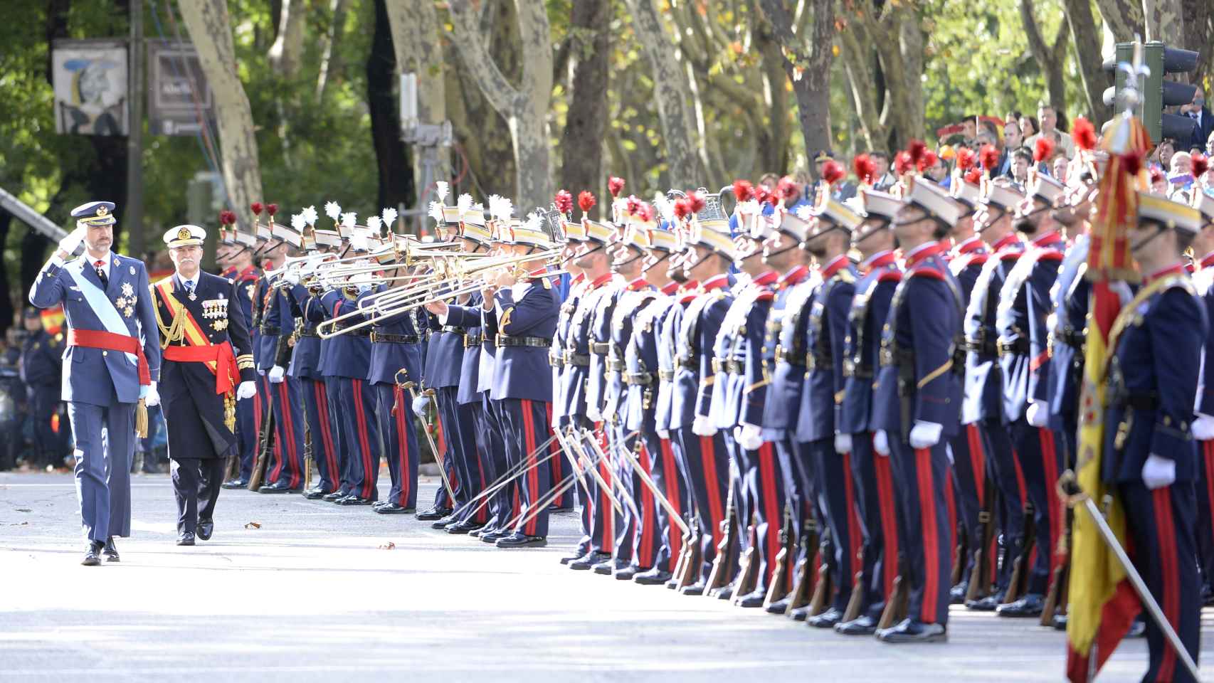 Felipe VI pasa revista a las tropas en el desfile militar de 2014