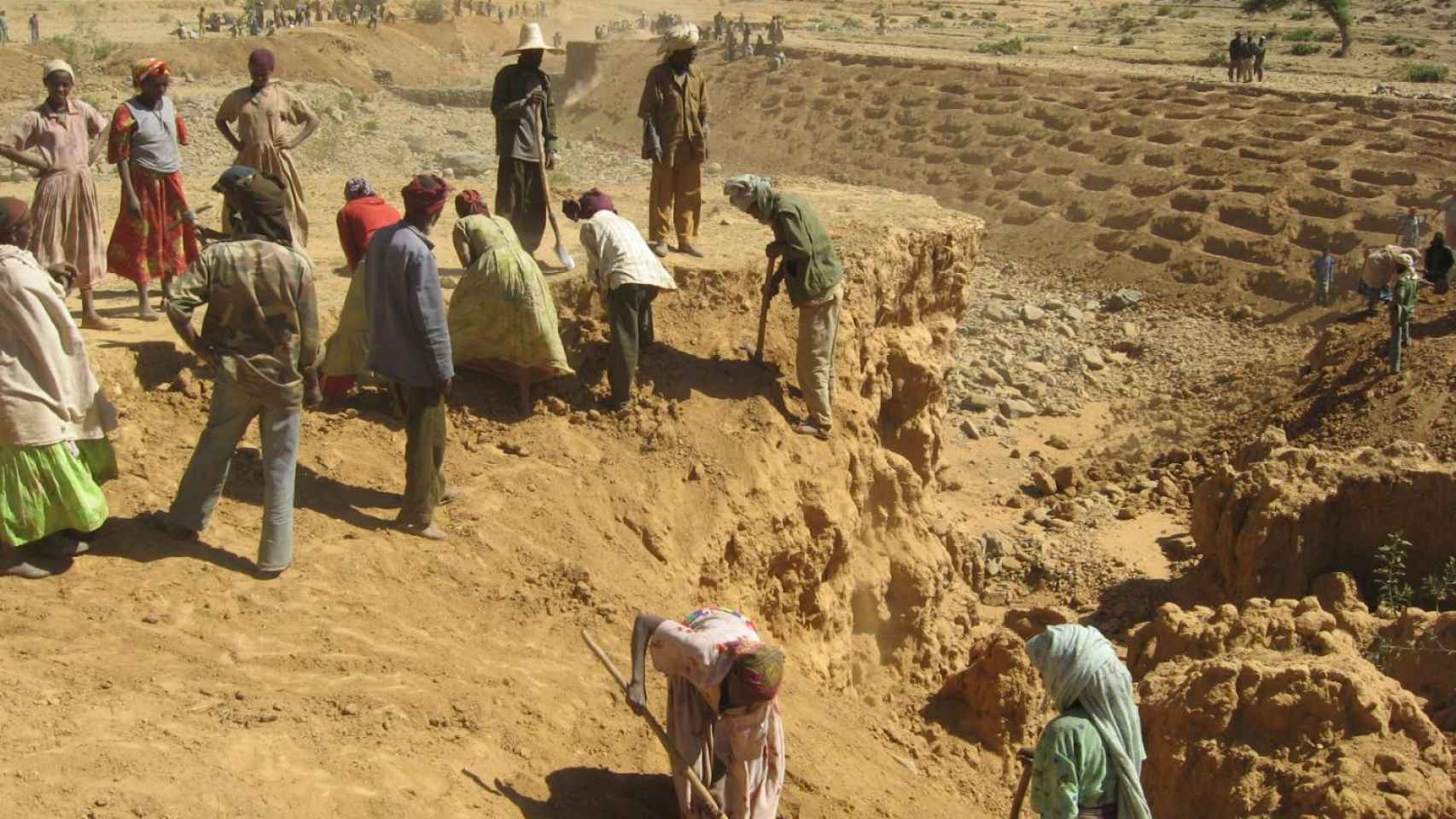 Campesinos etíopes arando sus campos.