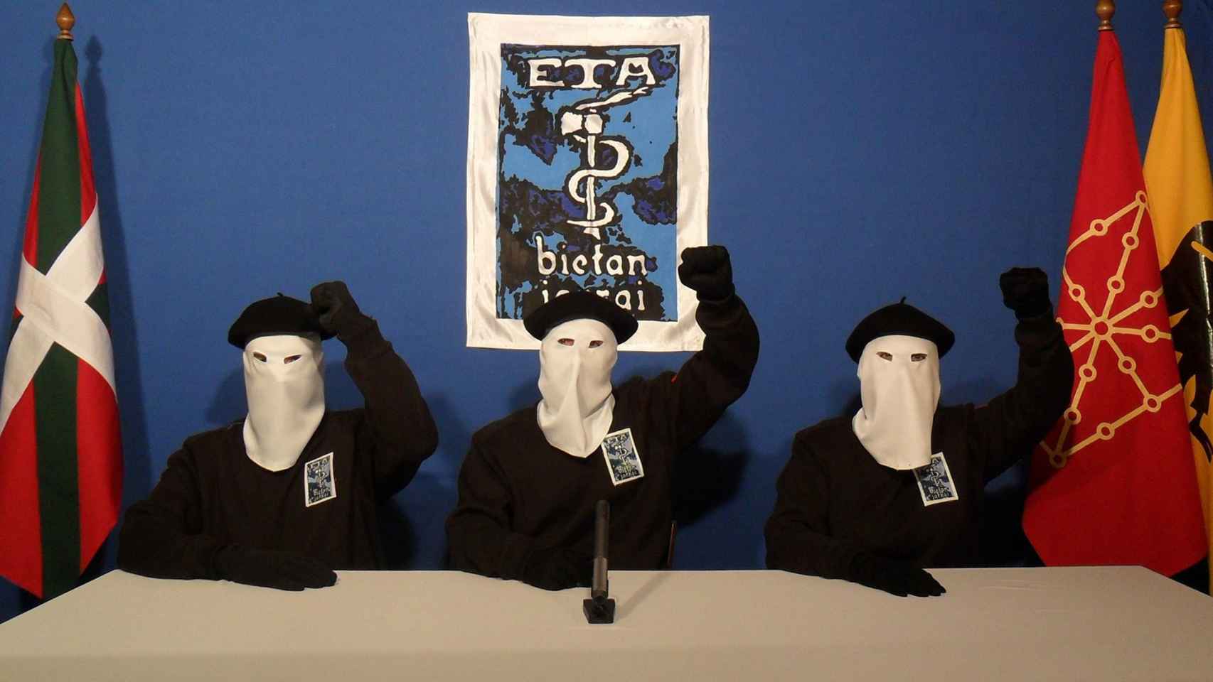 Militantes de ETA declarando su 'cese definitivo' en octubre del 2011