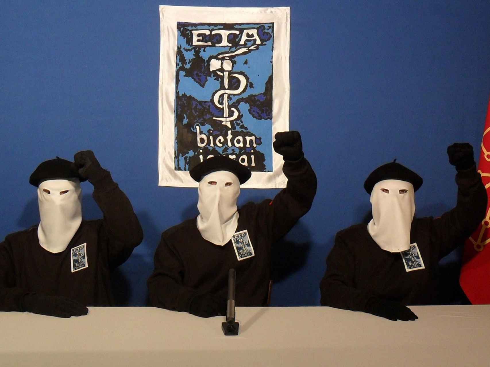 Militantes de ETA declarando su 'cese definitivo' en octubre del 2011