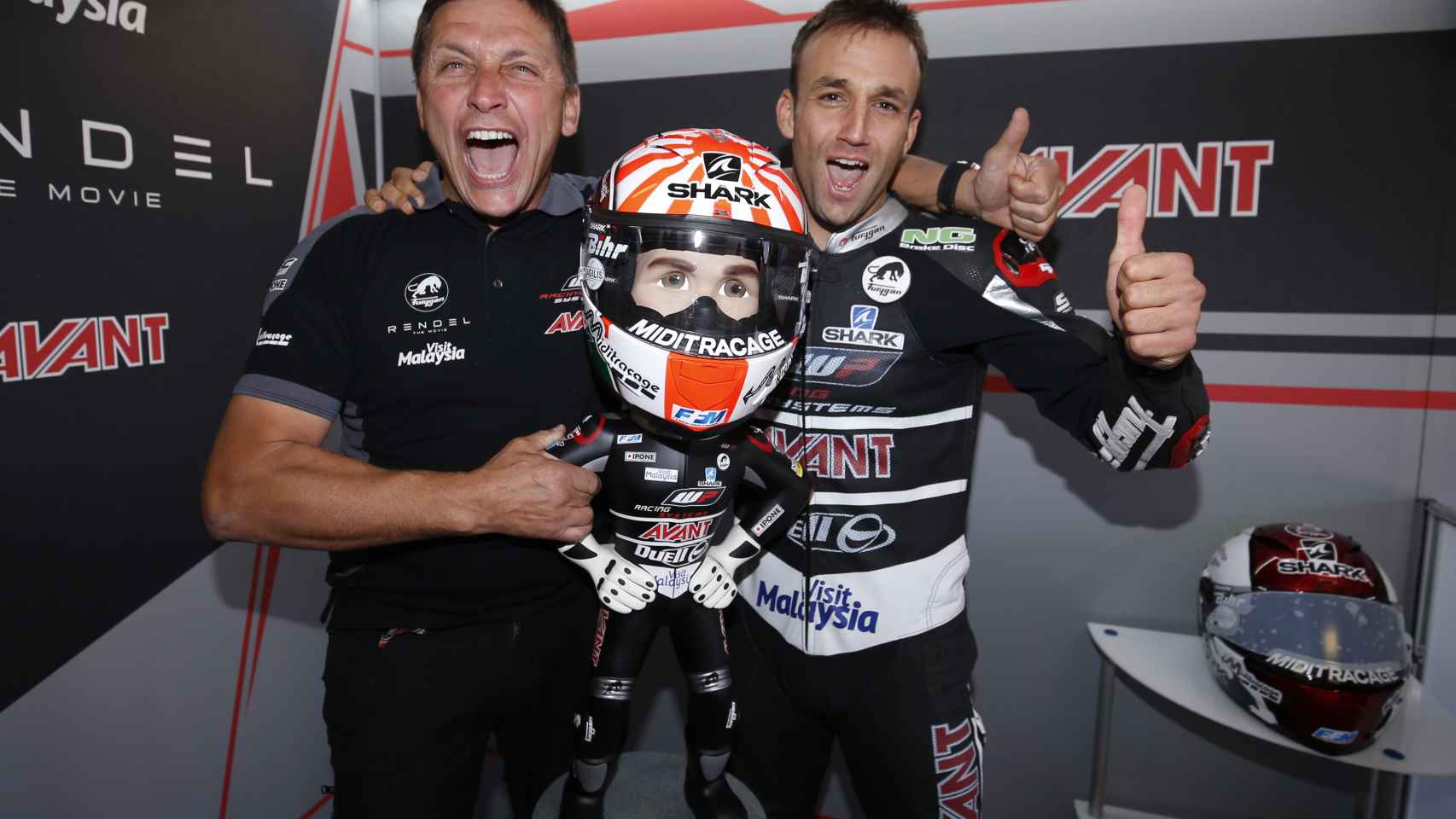 Zarco y Fellon celebran en el box el título de campeón del mundo de Moto2.