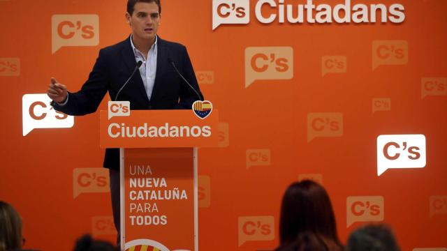 Las encuestas adelantan un  desplome  del PP en favor de C's