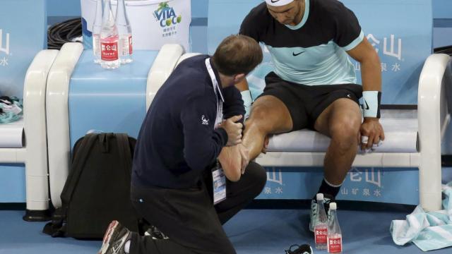 Rafa Nadal atendido en el Open de China / Reuters