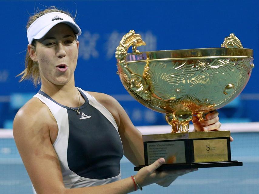 Garbiñe Muguruza posa orgullosa con el trofeo de campeona del Open de China.