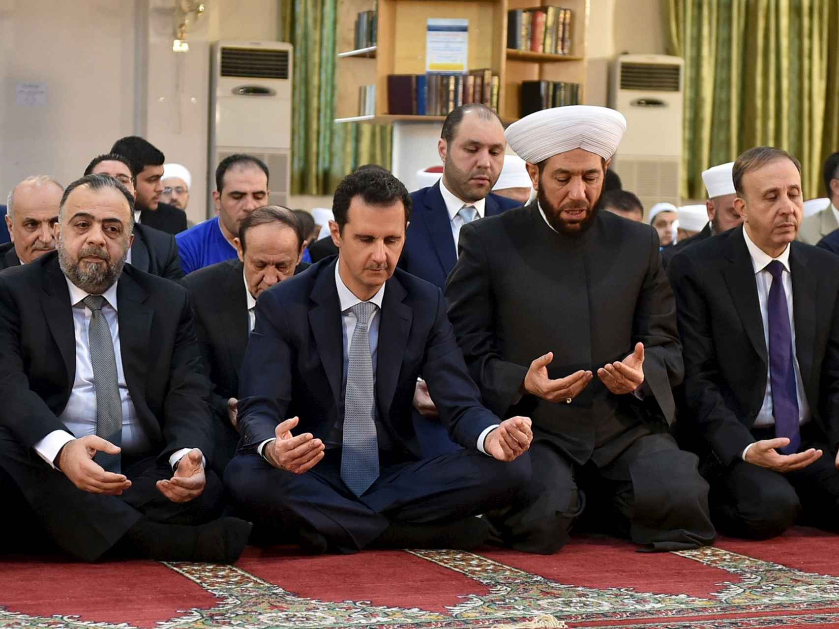 Bashar al Asad rezando en la mezquita de Al Adel en Damasco el pasado 24 de septiembre