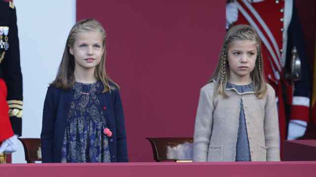 La Princesa de Asturias y la infanta atentas al desfile militar de 2015