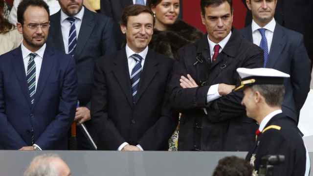Los portavoces del PSOE y PP en el Congreso, Antonio Hernando y Rafael Hernando y el líder de los socialistas, Pedro Sánchez, observan pasar al Rey.