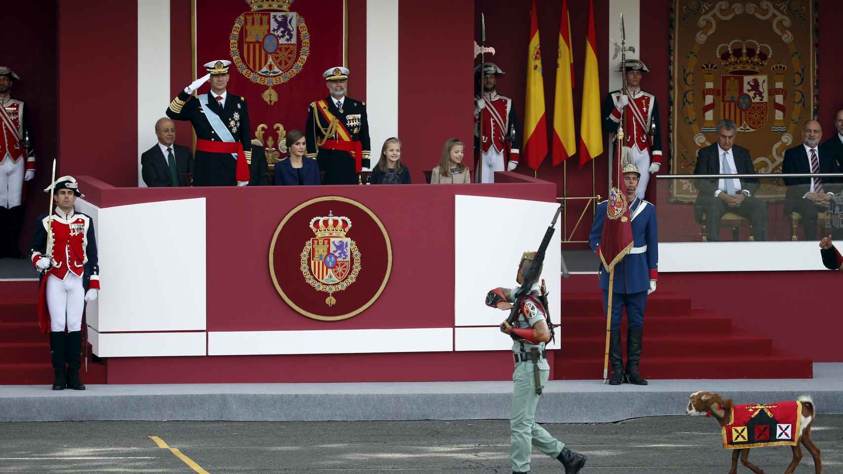 Pablo, la cabra de la Legión, desfile ante la familia real.
