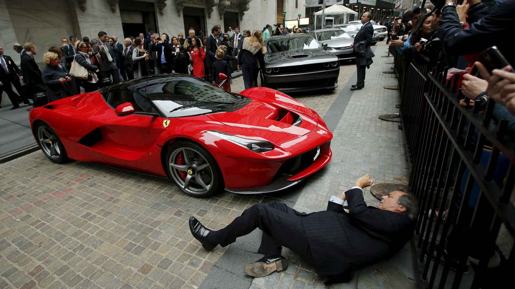 Un vehículo Ferrari a la puerta de Wall Street en Nueva York.