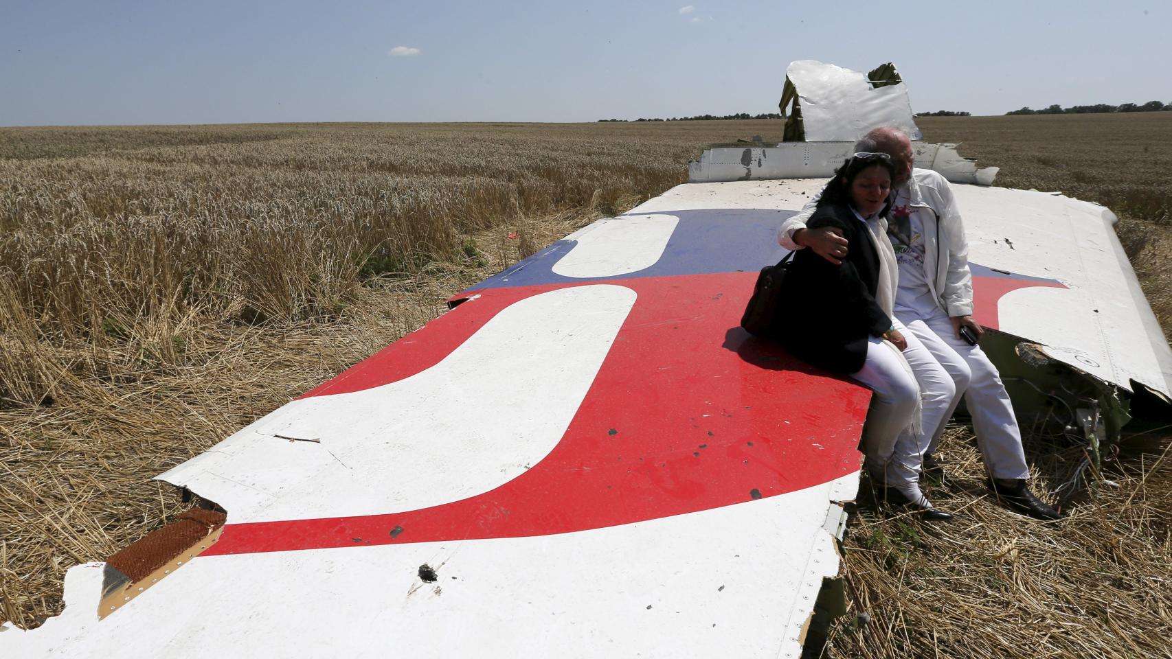 Una pareja visita los restos del avión de Malaysia Airlines en Hrabove (Grabovo)