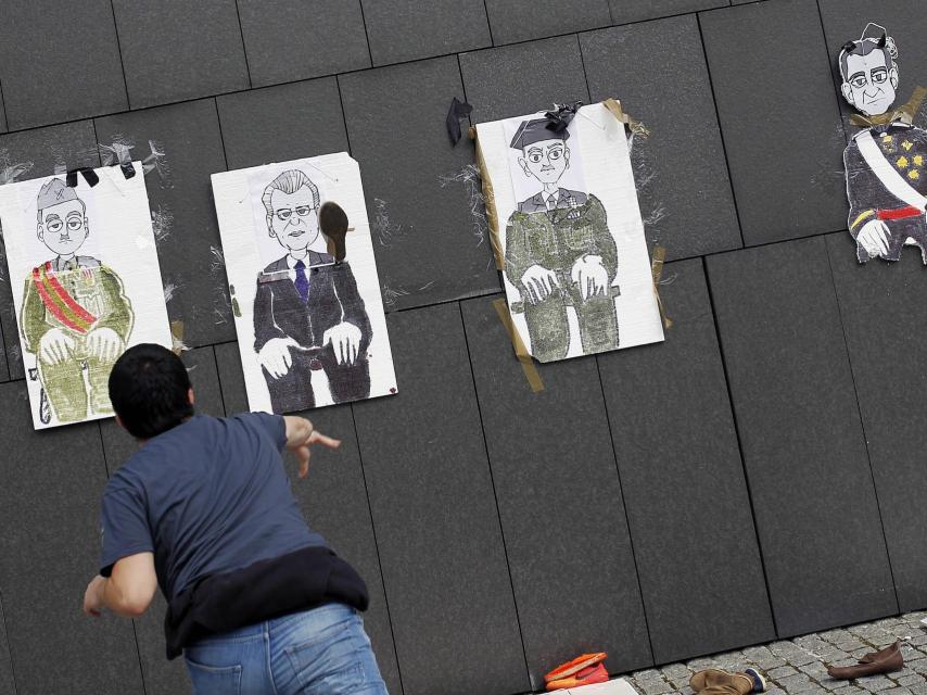 Las caricaturas se instalaron en la fachada del edificio Baluarte.