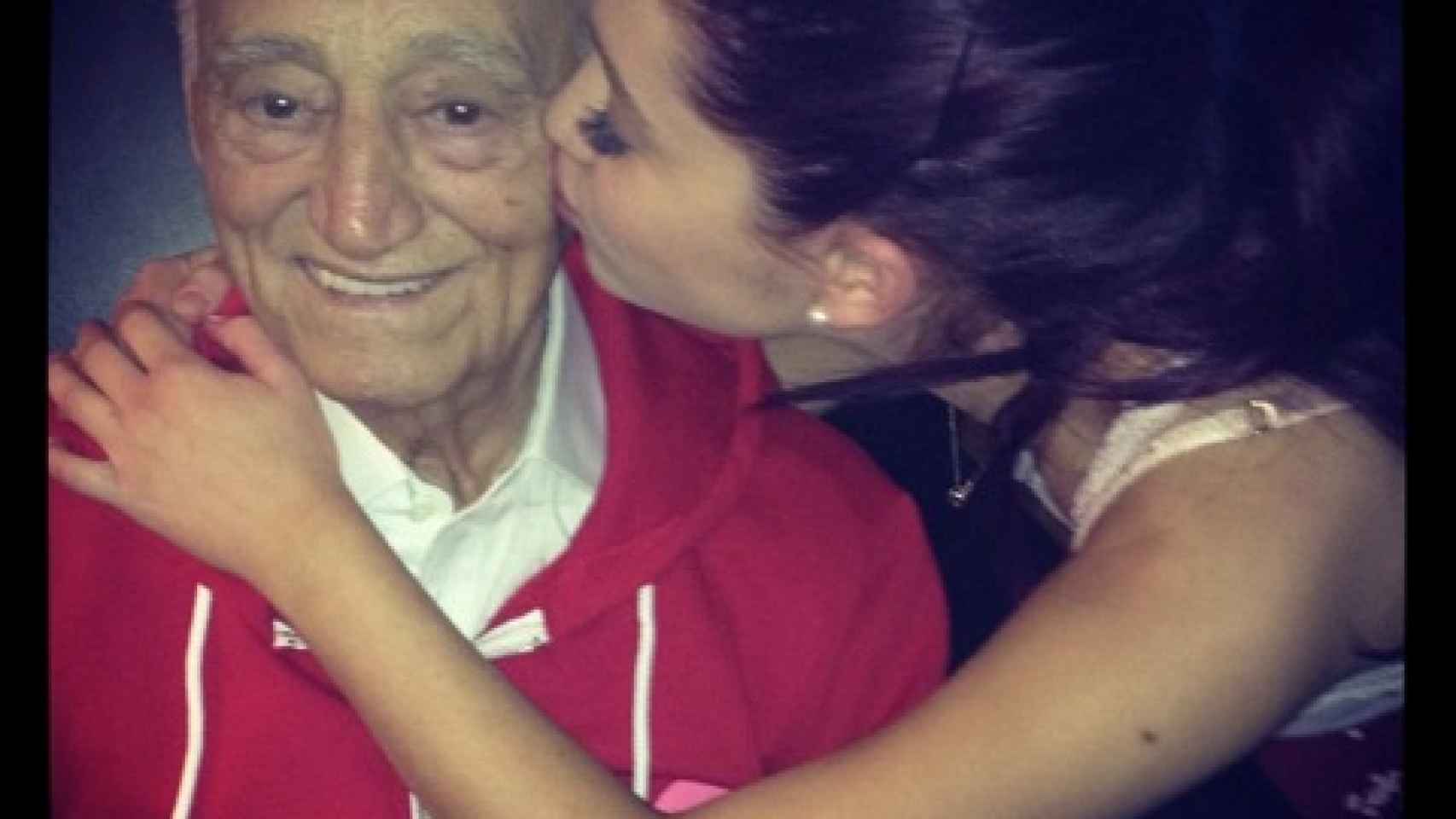 Ariana Grande besa a su abuela en una estampa navideña para Instagram