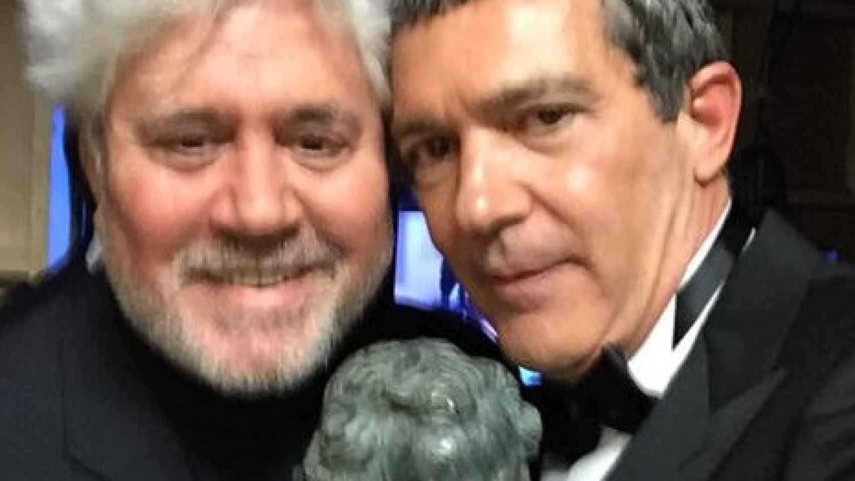 El selfie de Antonio Banderas con el Goya de Honor