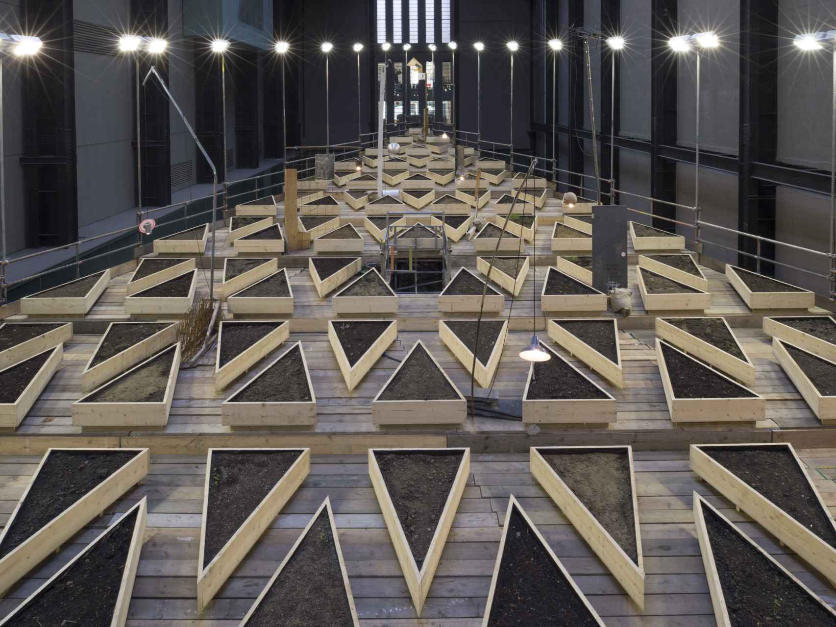 El entramado de cajas de madera triangulares que componen la instalación.