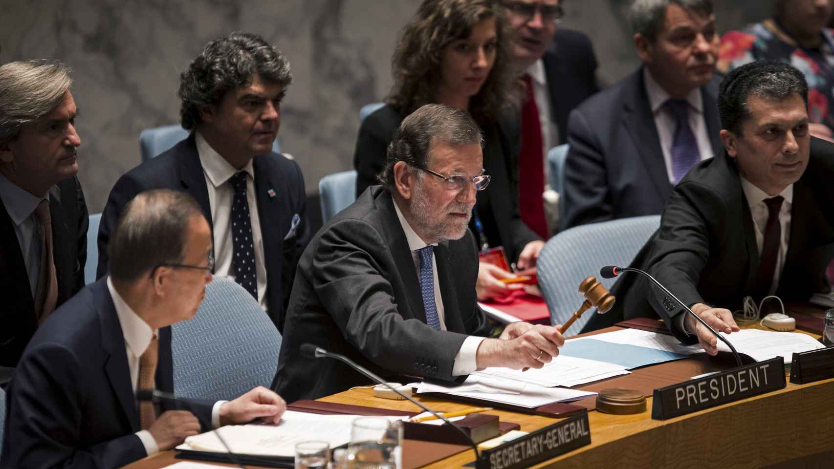 Rajoy comparece ante el Congreso de Seguridad de la ONU; tras él, Moragas.