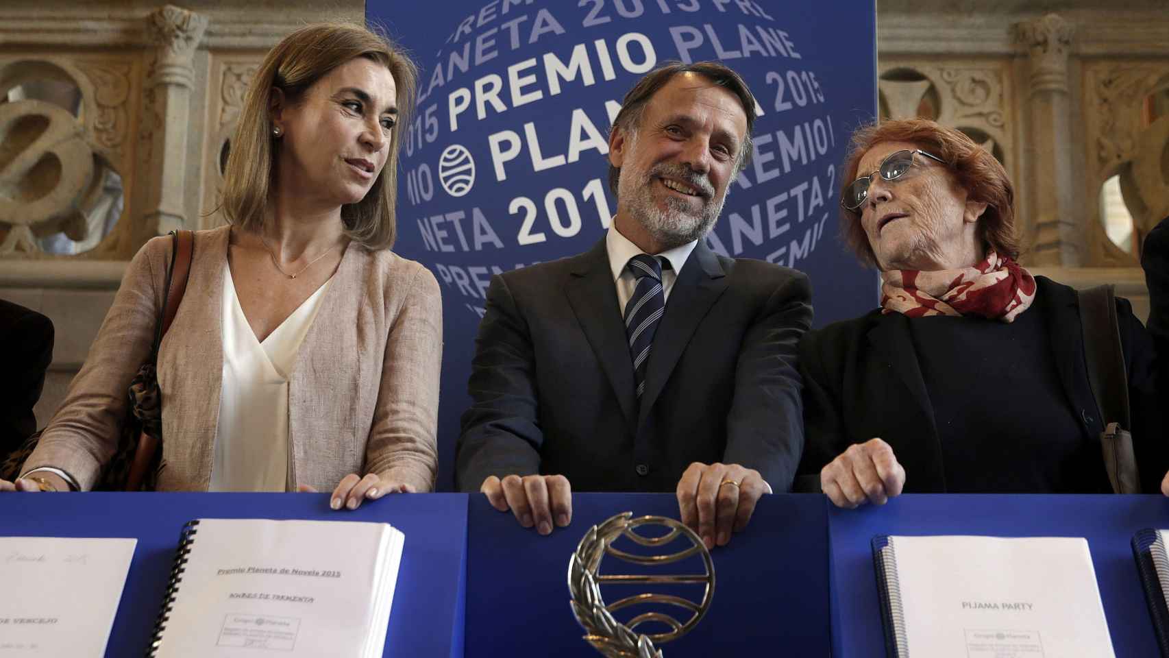 El presidente del grupo Planeta, José Creuheras, junto a Carmen Posadas y Rosa Regàs, miembros del jurado.