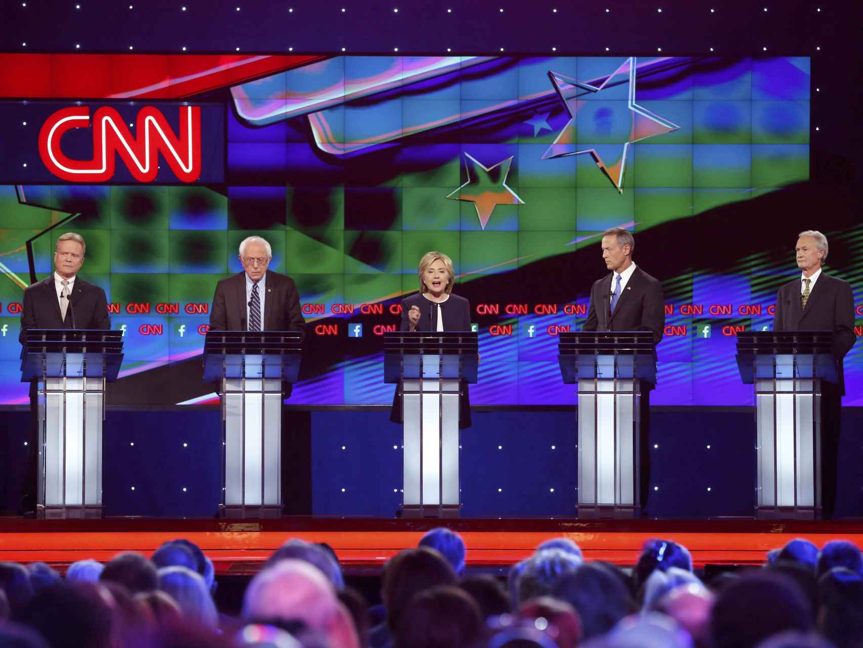 Los cuatro rivales de Hillary Clinton esperan su turno de palabra.