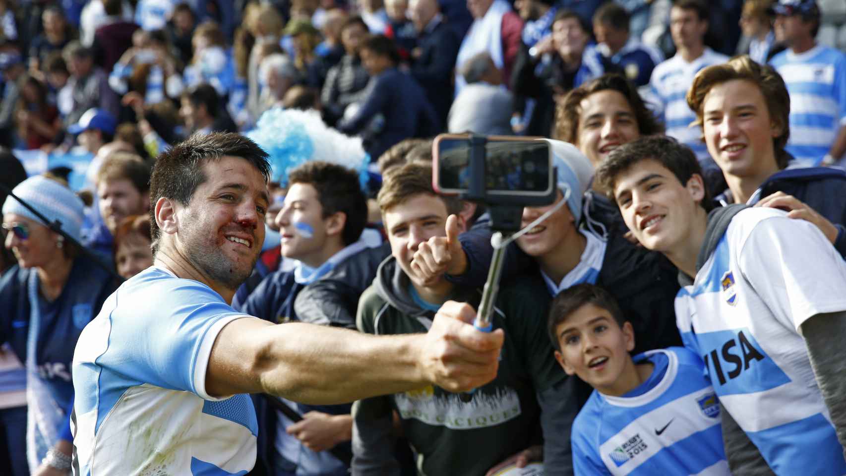 Santiago González Iglesias se hace un 'selfie' con los aficionados.