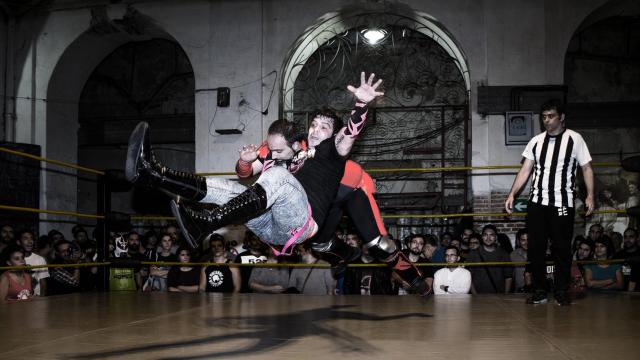 Combate de Pressing Catch en La Tabacalera./ Moeh Atitar