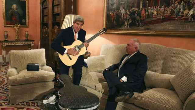 Kerry tocó unos acordes al recibir el obsequio.