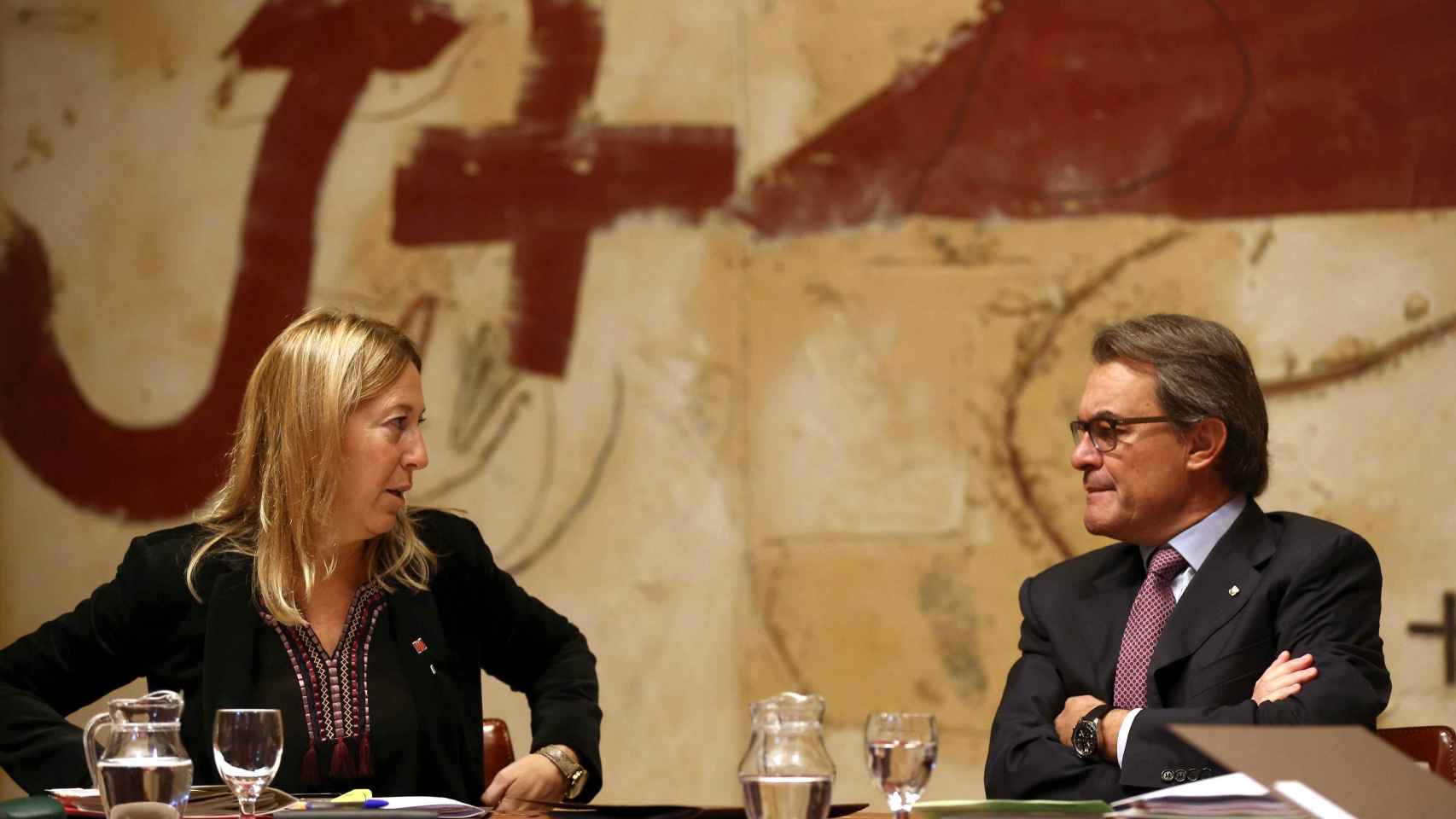 El presidente de la Generalitat en funciones, Artur Mas, y la vicepresidenta, Neus Munté, durante la reunión del gobierno catalán hoy en Barcelona.