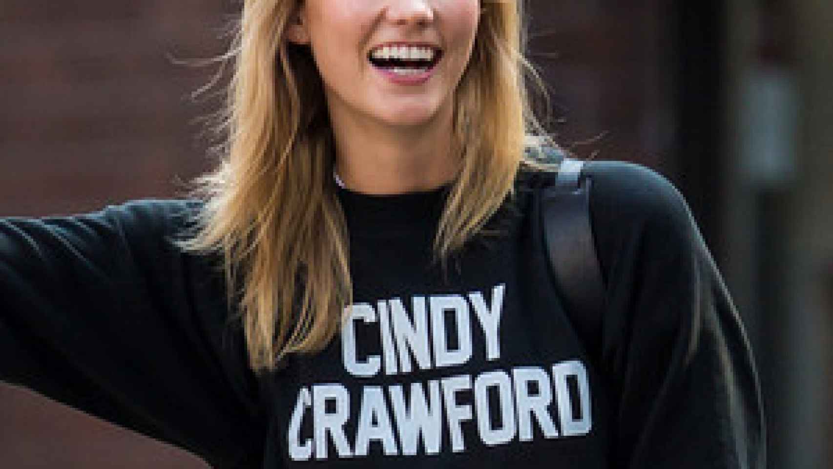 Karlie Kloss con la sudadera naming de Cindy Crawford
