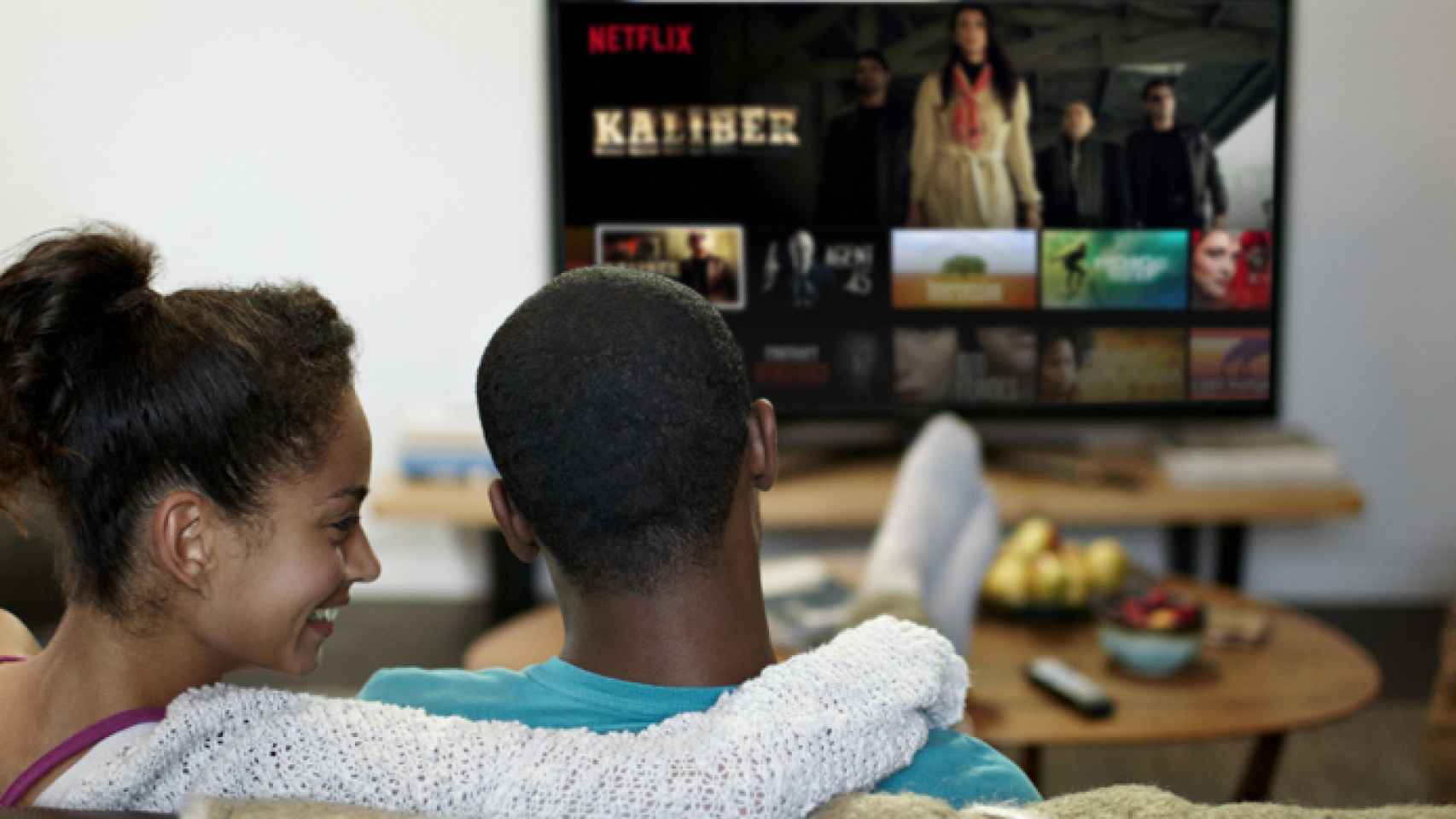 Una pareja ve Netflix en su televisión