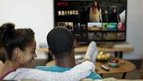 Una pareja ve Netflix en su televisión