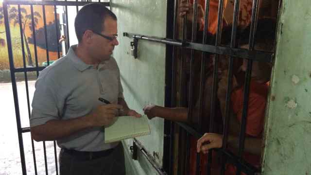 César Muñoz en una prisión en Maranhão.