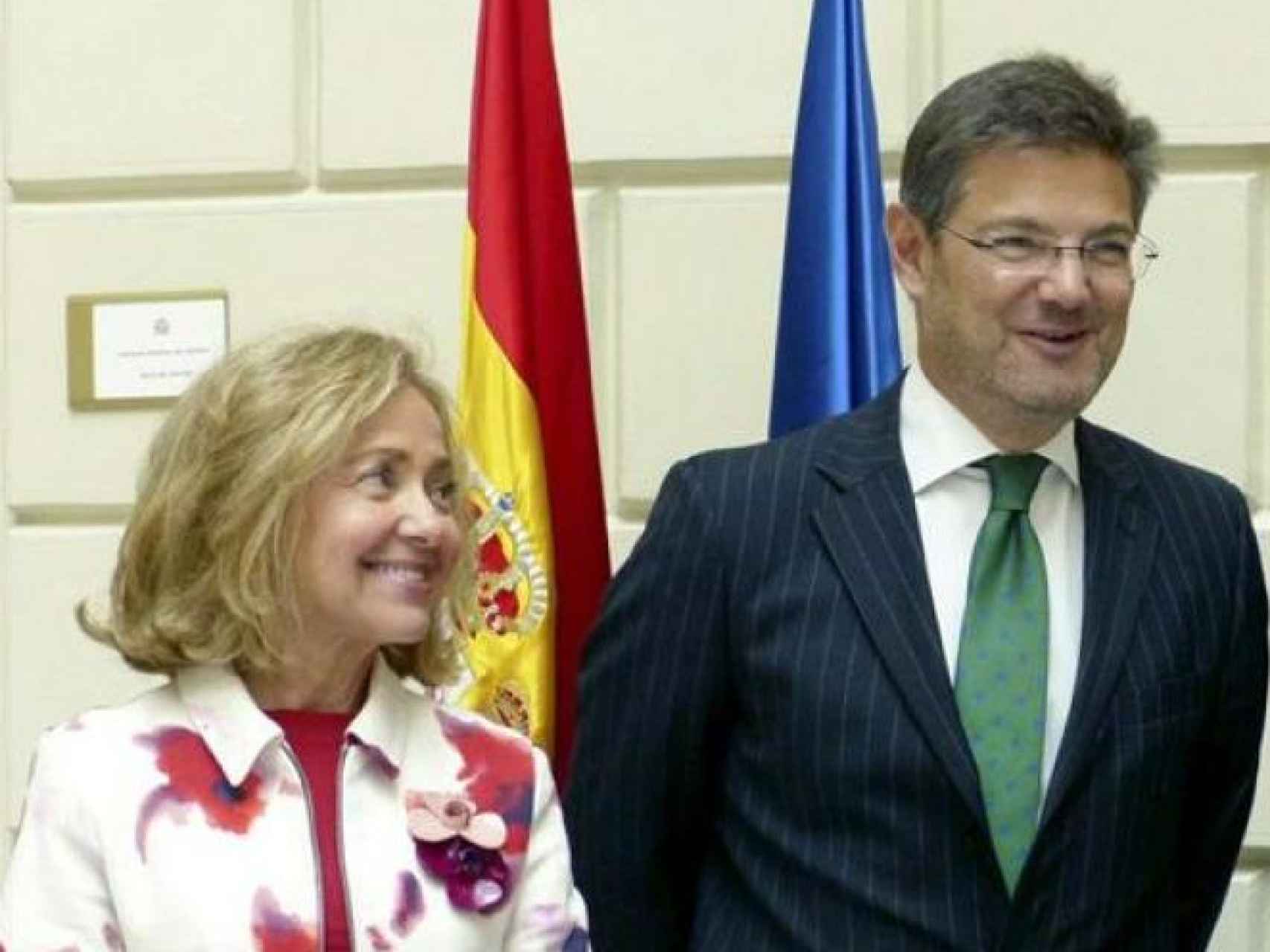 La fiscal general, Consuelo Madrigal, y el ministro de Justicia, en la sede de la Fiscalía