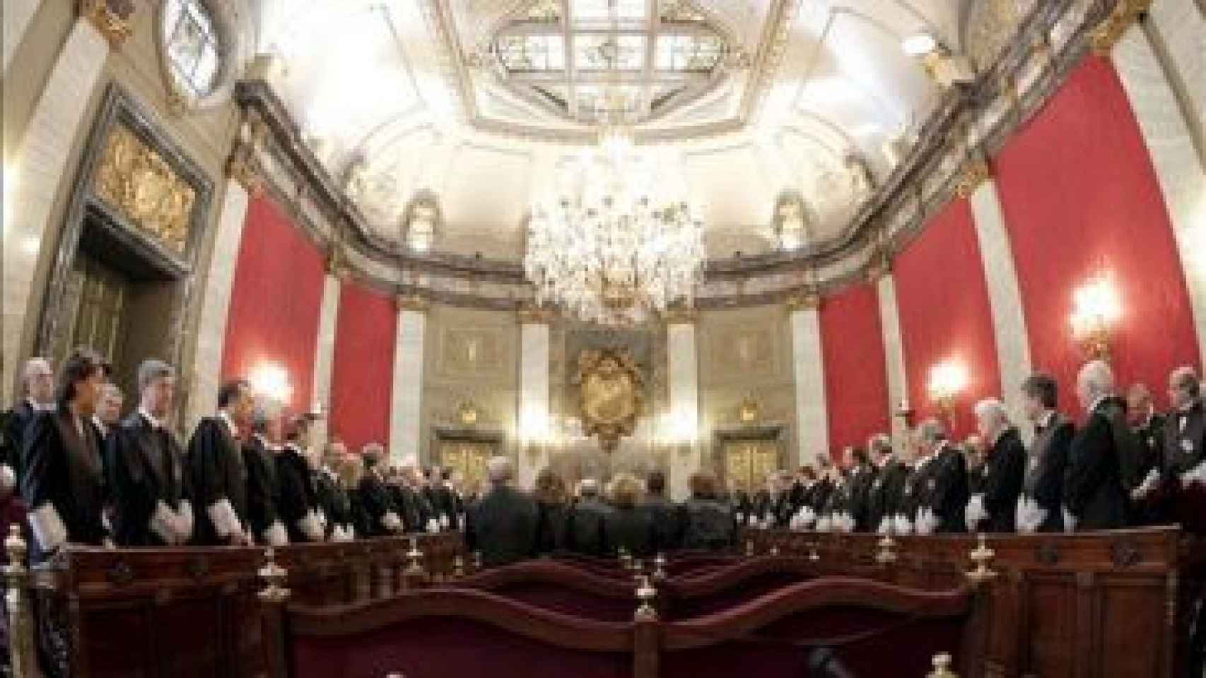 Reunión de magistrados en el salón de plenos del Tribunal Supremo