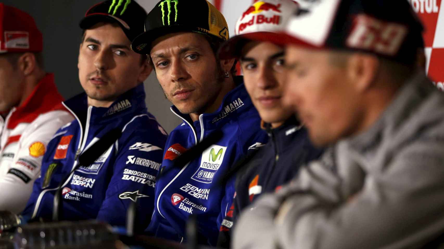 Rossi, entre Lorenzo y Márquez en la rueda de prensa de Australia.