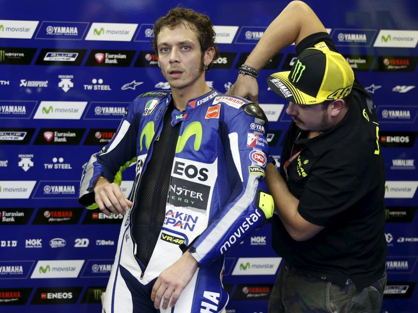 Rossi se prepara antes de correr en Japón