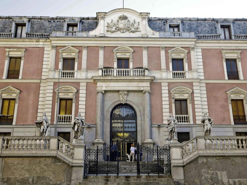 La fachada del Salón del Reinos del Museo del Ejército.