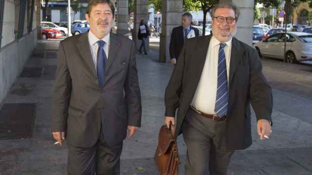 El ex director general de Empleo andaluz Francisco Javier Guerrero (i), a su llegada hoy a los juzgados junto a su abogado, Fernando de Pablos