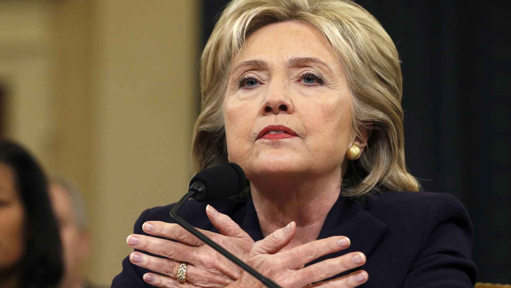 Hillary Clinton testificando ante la comisión de investigación de la Cámara de Representantes. / Reuters